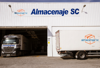 Fachada de uno de los centros logísticos de Almacenaje SC mientras sale uno de los camiones de transporte