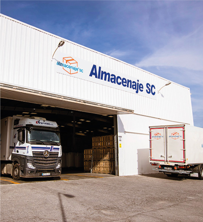camión saliendo por la fachada de Almacenaje SC, empresa de logística y almacenaje en Alicante