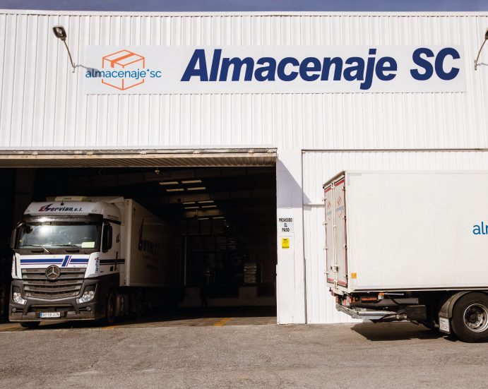 fachada de uno de los centros logísticos de Almacenaje SC donde se ve un camión transportista ofreciendo servicios de almacenaje de mercancías en Alicante
